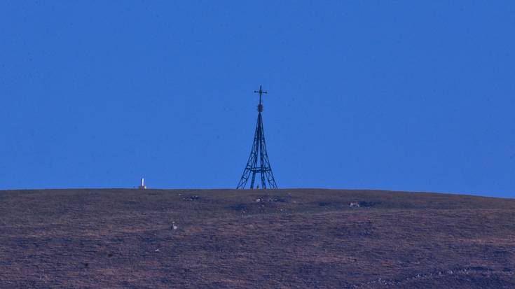 Higadura atzeman dute Gorbeiako gurutzearen oinarrian