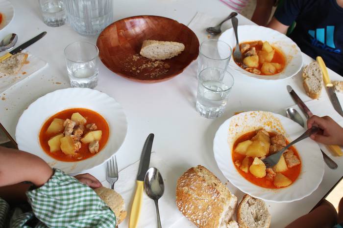 Jangelen inguruan Jaurlaritzak proposatutakoa kritikatu dute