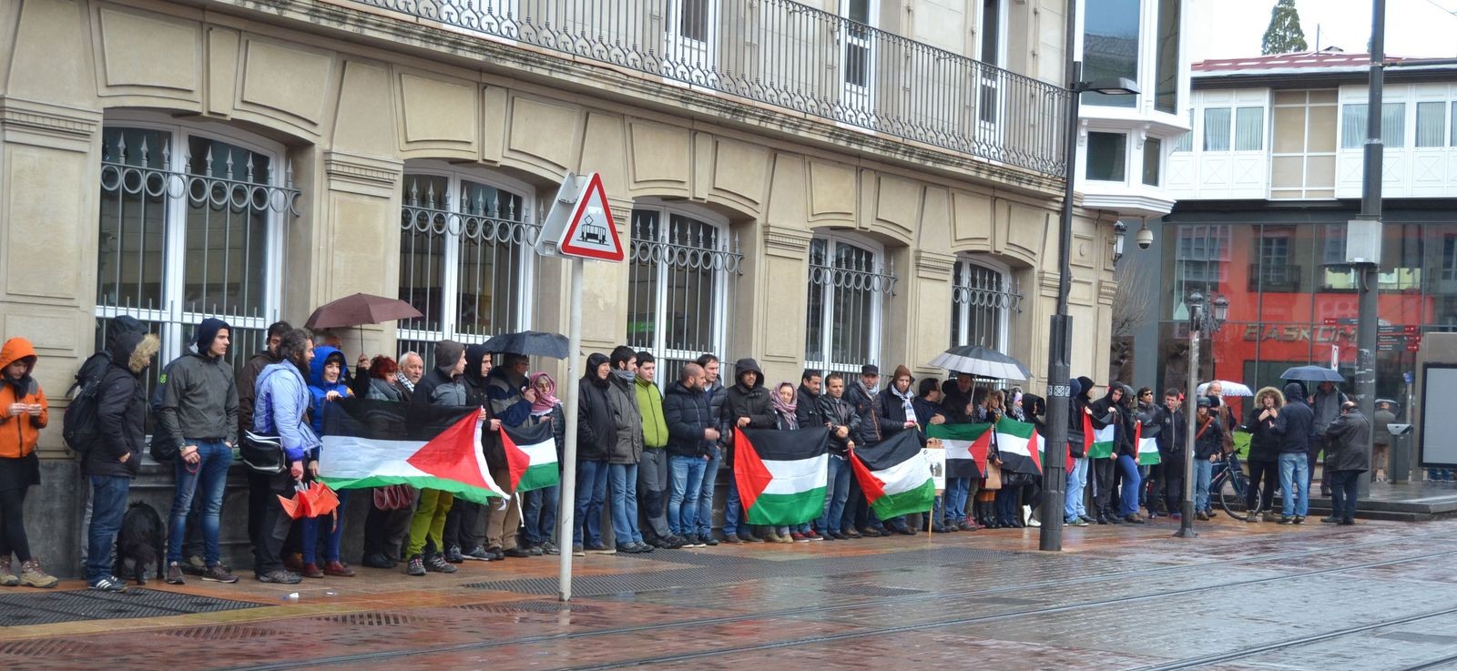 Israelgo enbaxadoreari protesta artean egin diote harrera Eusko Legebiltzarrean