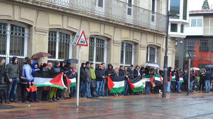 Israelgo enbaxadoreari protesta artean egin diote harrera Eusko Legebiltzarrean