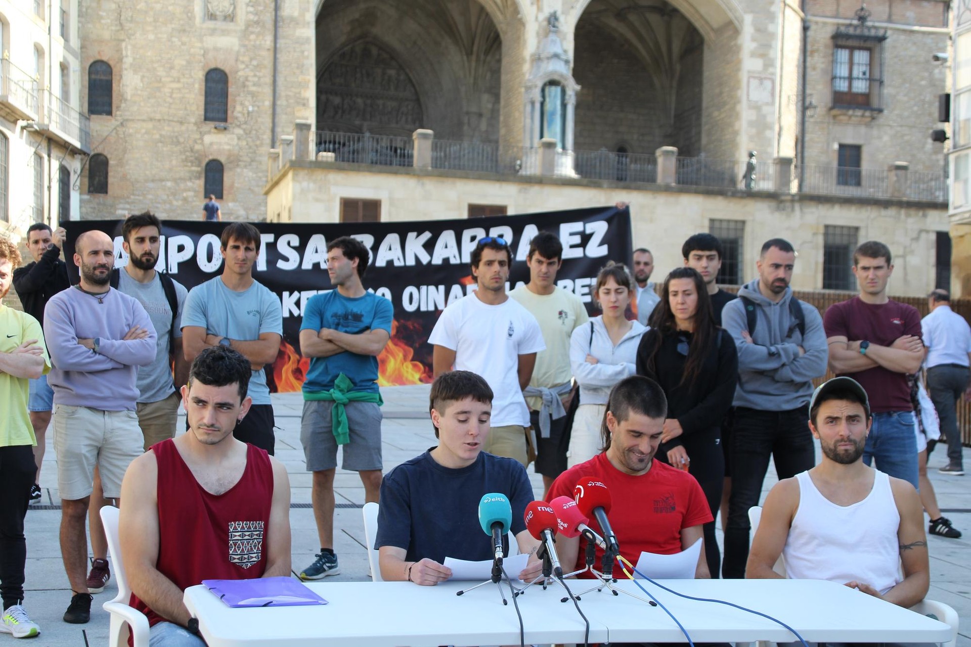 Suhiltzaile Gaindituak Haserre elkartea lan poltsa bakarraren aurka azaldu da