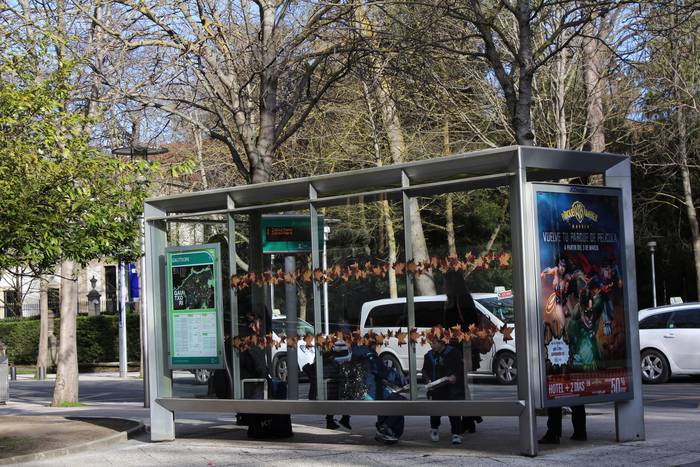 QR kodeak jarriko dituzte autobusaren zain egon beharreko denbora jakiteko