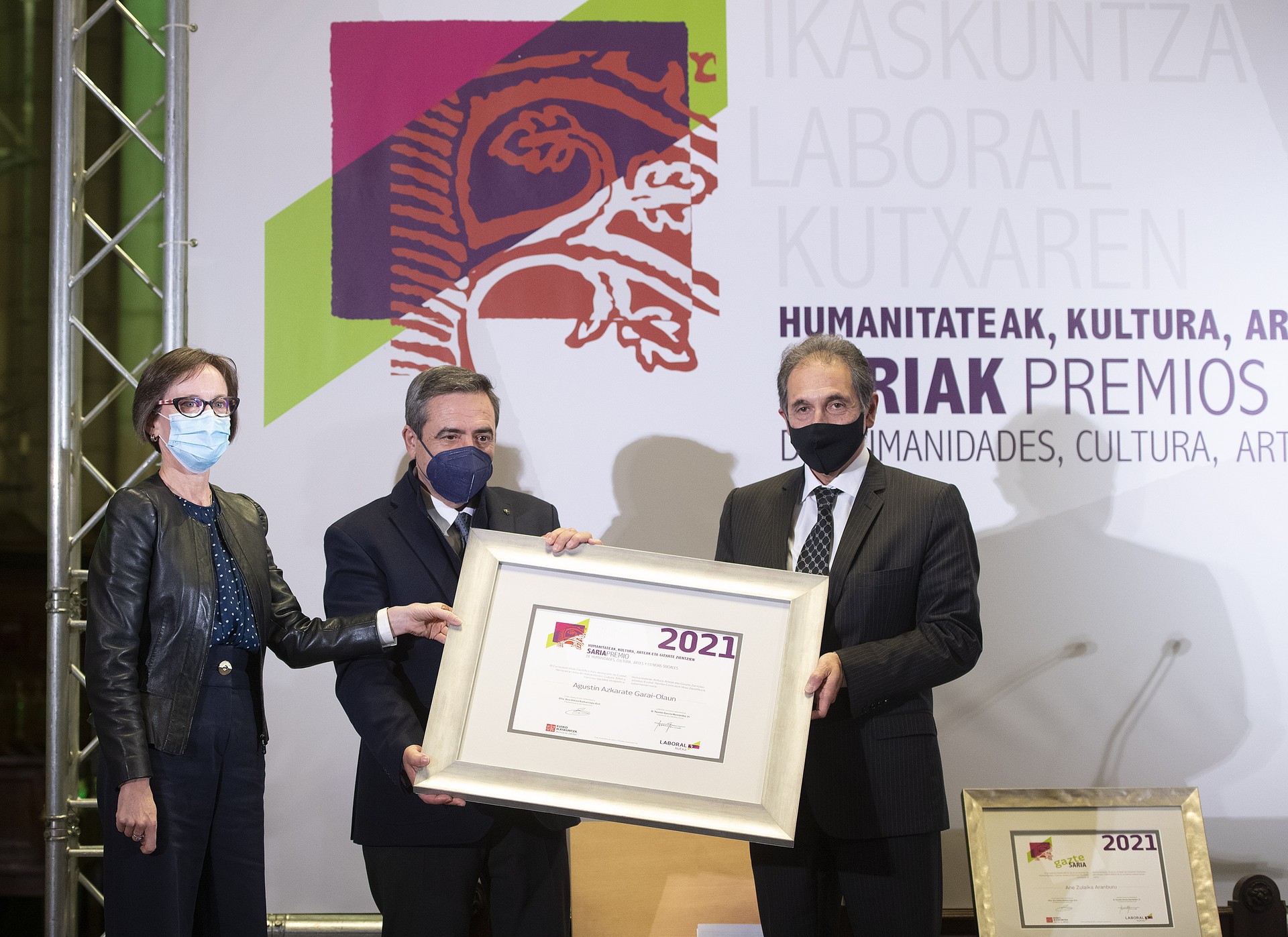 Agustin Azkaratek Eusko Ikaskuntza Laboral Kutxa saria jaso du