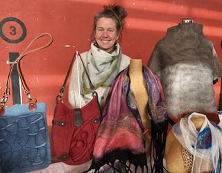 "Antzinako makinekin lantzen dugu artilea"