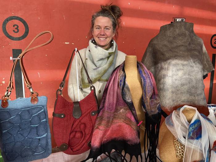 "Antzinako makinekin lantzen dugu artilea"