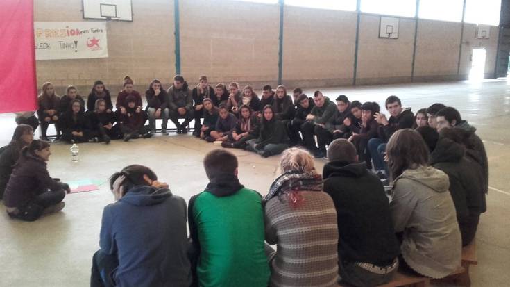 Hispanitatearen eguna salatzeko, mobilizazioak eta herri-eskolak