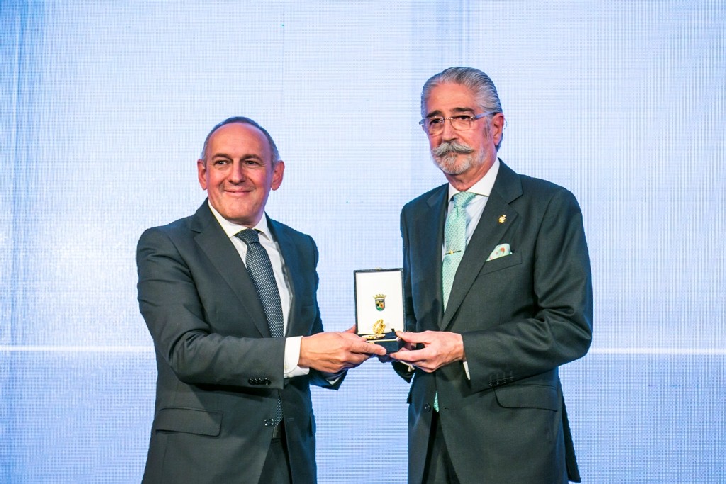 Urrezko Domina Arabako Sendagileen Elkargoari ematea proposatu du Udalak