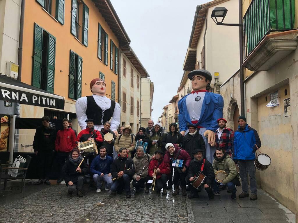 Arai Konpartsako erraldoiak, lagun bila