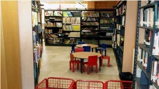 Oiongo liburutegia berriz irekitzeko eskatu dute bizilagunek