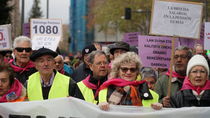 Milaka pentsionista mobilizatu dira Gasteizen