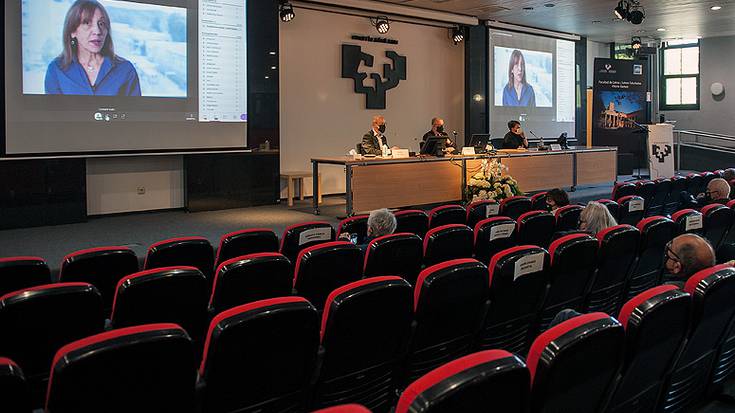 Laurehun bat ikasle graduatu dira Letren Fakultatean