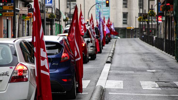 Ezohiko Maiatzaren Lehena Araban: kotxe karabanak eta aldarriak leihoetan