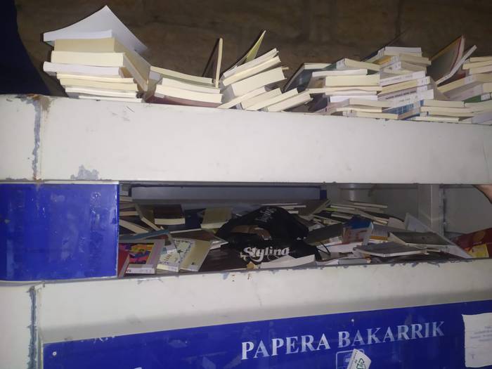 Zanbranako liburutegia itxi eta liburuak edukiontzira bota dituztela salatu du EAJk