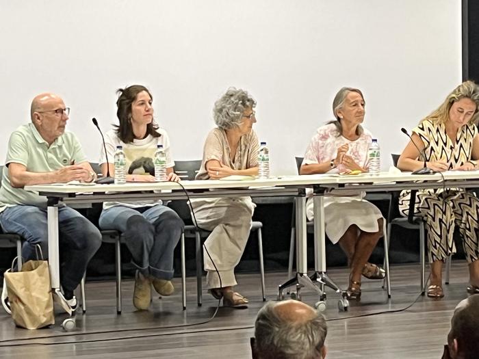 Bidea errazteko eskaera egin diete auzokoei