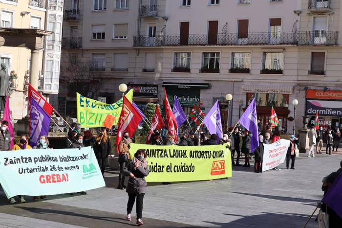 Martxoaren 4rako greba deitu dute zerbitzu sozialetan, zaintza lanak aitortzea eskatuz