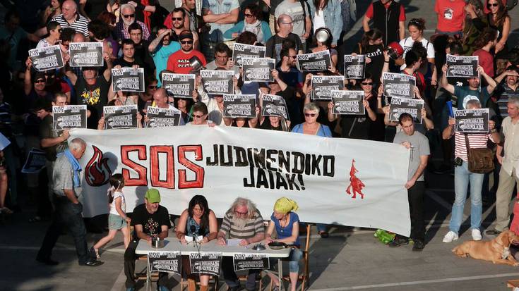 Jaietan jasandako "jazarpen poliziala" salatu du Judimendiko jai batzordeak