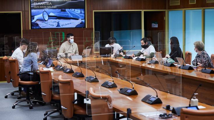 Aldaialdeko familiek Eusko Legebiltzarreraino eraman dute protesta