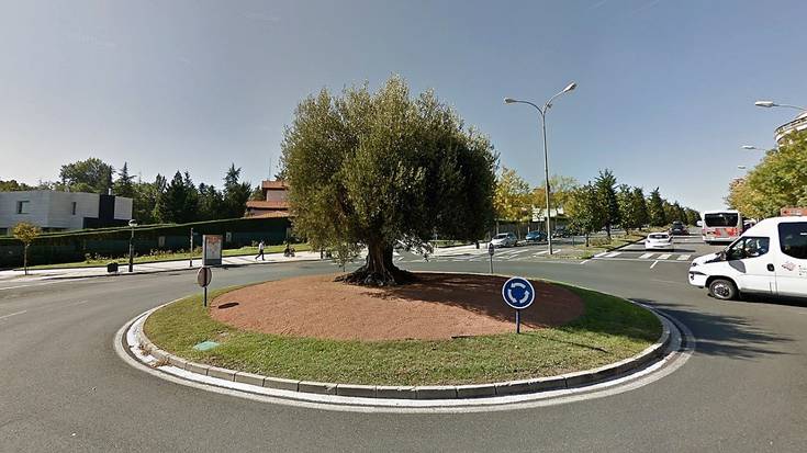 Lagun bat hil da Gasteizen, autobusak harrapatuta