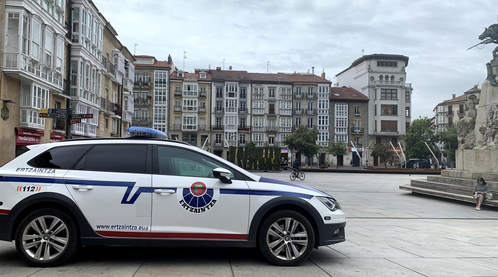 Bi lagun atxilotu dituzte EAJren mitin batean