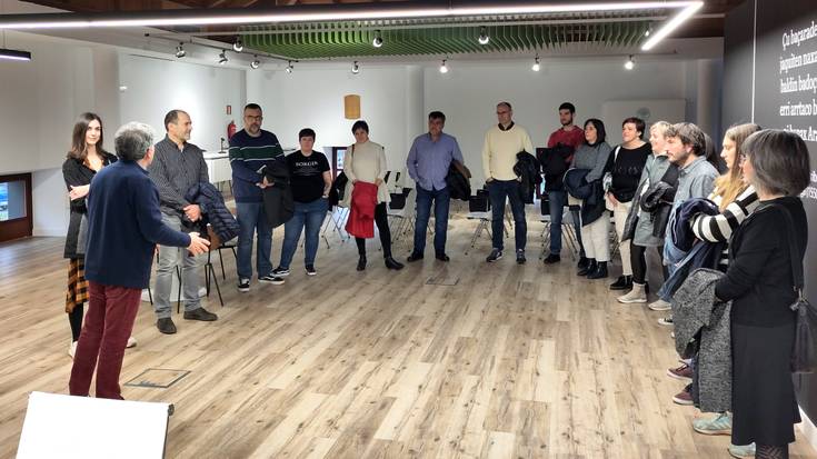 Etxezarra euskararen bilgune izatea nahi dute