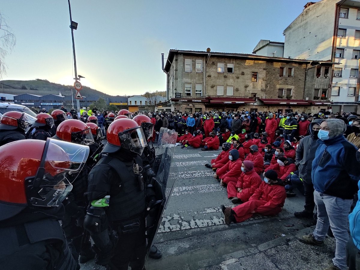 Istiluak, kargak eta atxiloketak Tubacexeko langileen piketeetan
