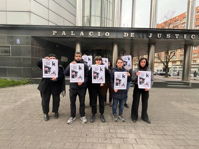 Kutxabankek Gasteizen familia bat etxegabetu nahi duela salatu dute