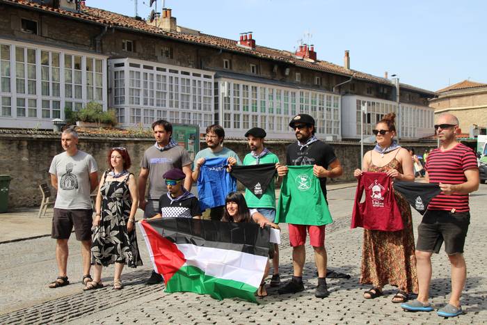 Neskek eta blusek zapi solidario bat aurkeztu dute Palestinaren alde