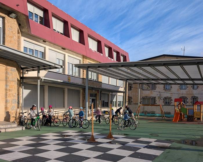 Behar bereziak dituzten ikasleek herrietan ikasi ahal izatea eskatu dute