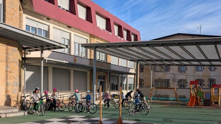 Behar bereziak dituzten ikasleek herrietan ikasi ahal izatea eskatu dute