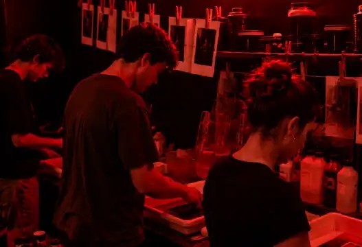 Kaxa iluna: argazkilaritza analogikoa