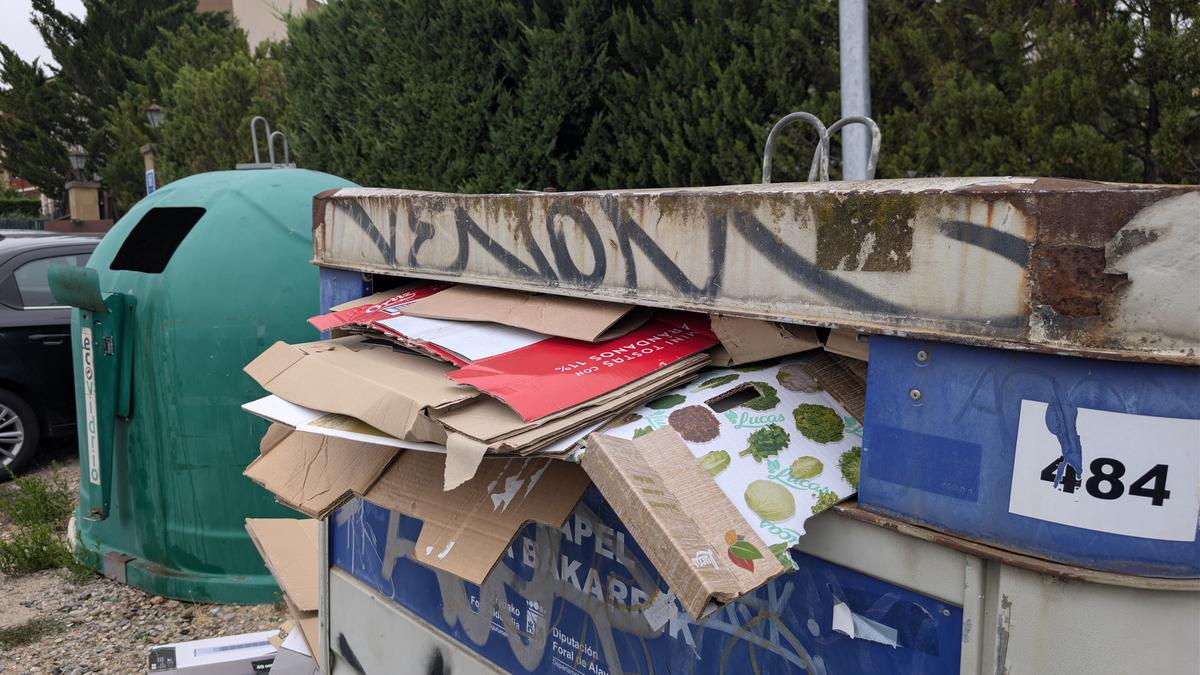 Kartoia jasotzeko eskatu diren edukiontzi berriek ez dute balio