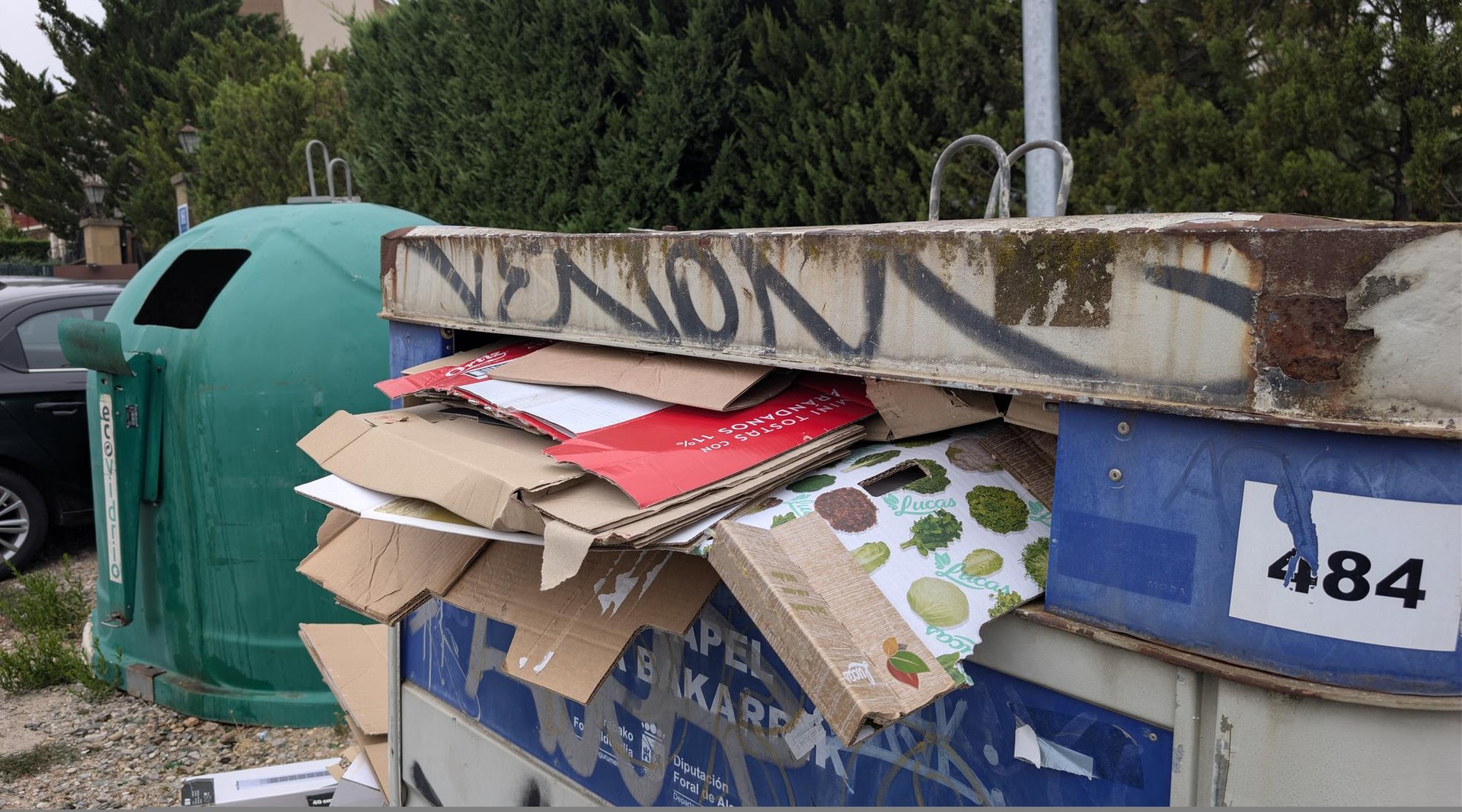 Kartoia jasotzeko eskatu diren edukiontzi berriek ez dute balio