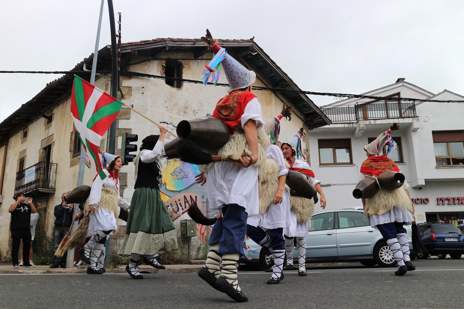 Iparraldera begira jarriko dira zuiarrak