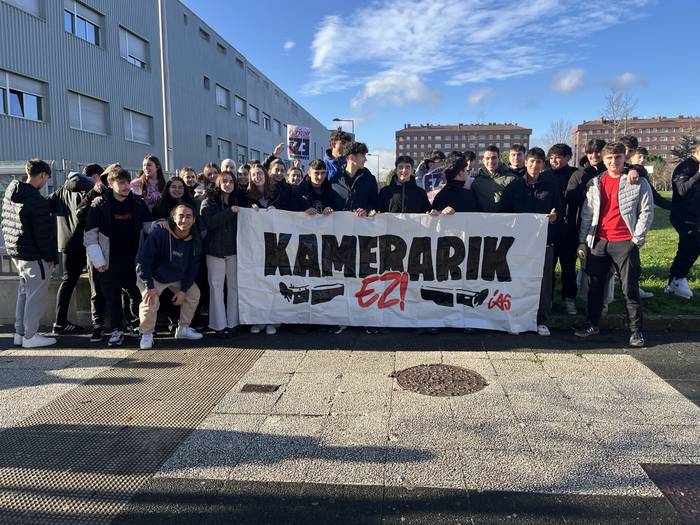 Bi mila sinadura baino gehiago jaso dituzte ikastetxeetan kamerak jartzearen kontra