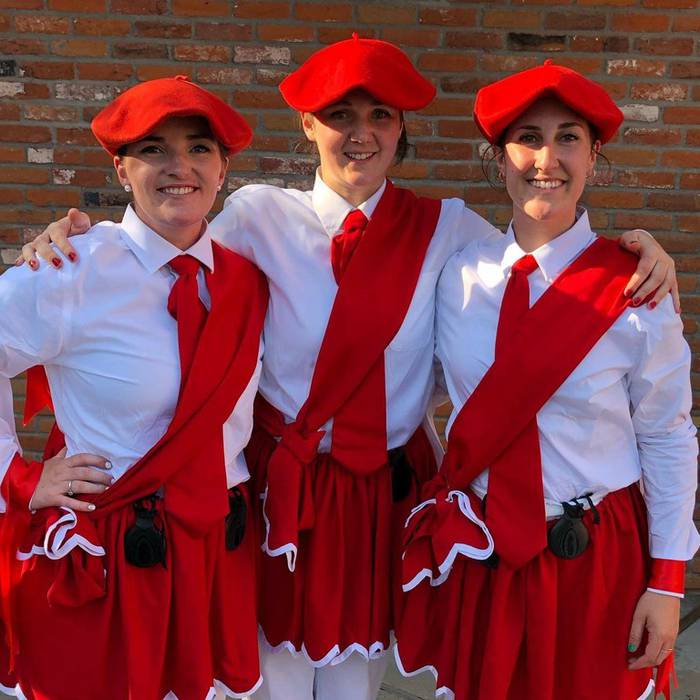 [BEGI BELARRI] 'Neskak dantzara'