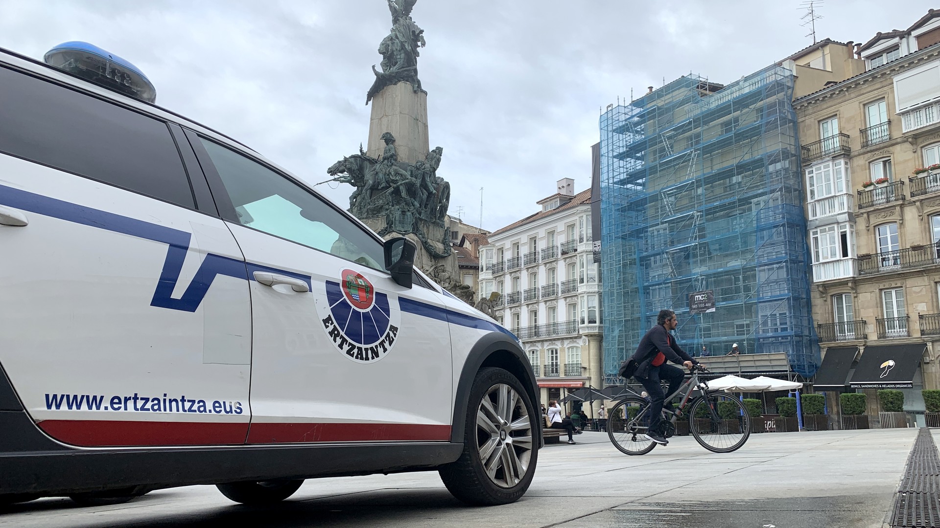 Agiri eta tramite faltsuak eskaintzeagatik pertsona bat atxilotu dute