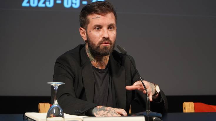 Abel Azkonak 'Monumentu Bat Familiari' obra aurkeztu du