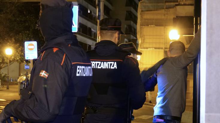 49 urteko gizon bat atxilotu dute semea labankadaz zauritzeagatik