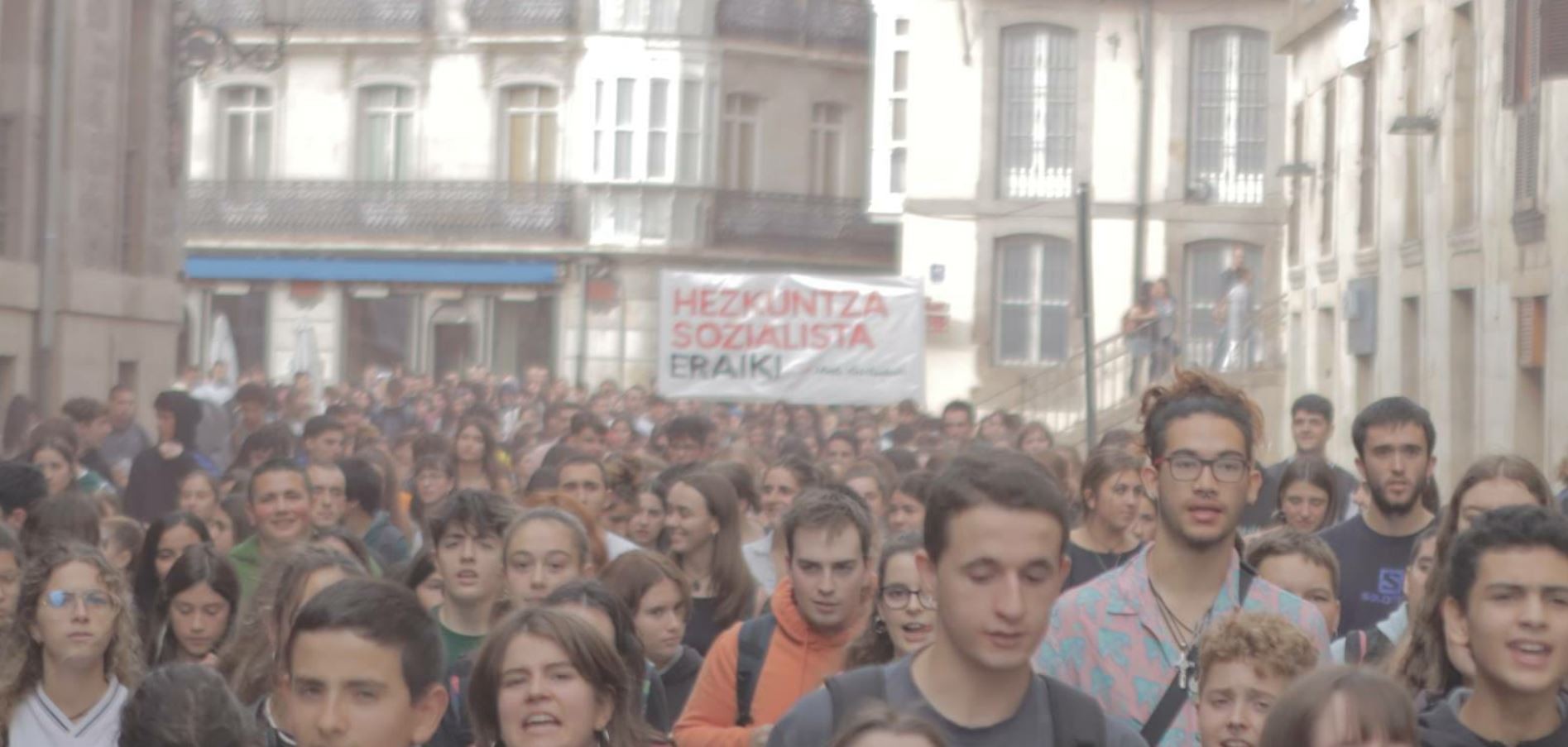 Ehunka ikasle mobilizatu dira Gasteizen, "hezkuntza sistema sozialistaren" alde