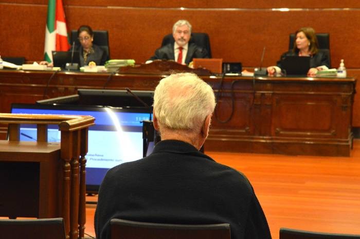 Hiru urte eta bederatzi hilabeteko espetxe zigorra onartu du Ezker Abertzaleko familia baten etxea tirokatu zuen polizia ohiak