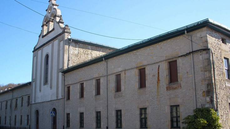 Karitateko Ahizpen komentua eraisteko erabakia deitoratu du Zuiako Udalak