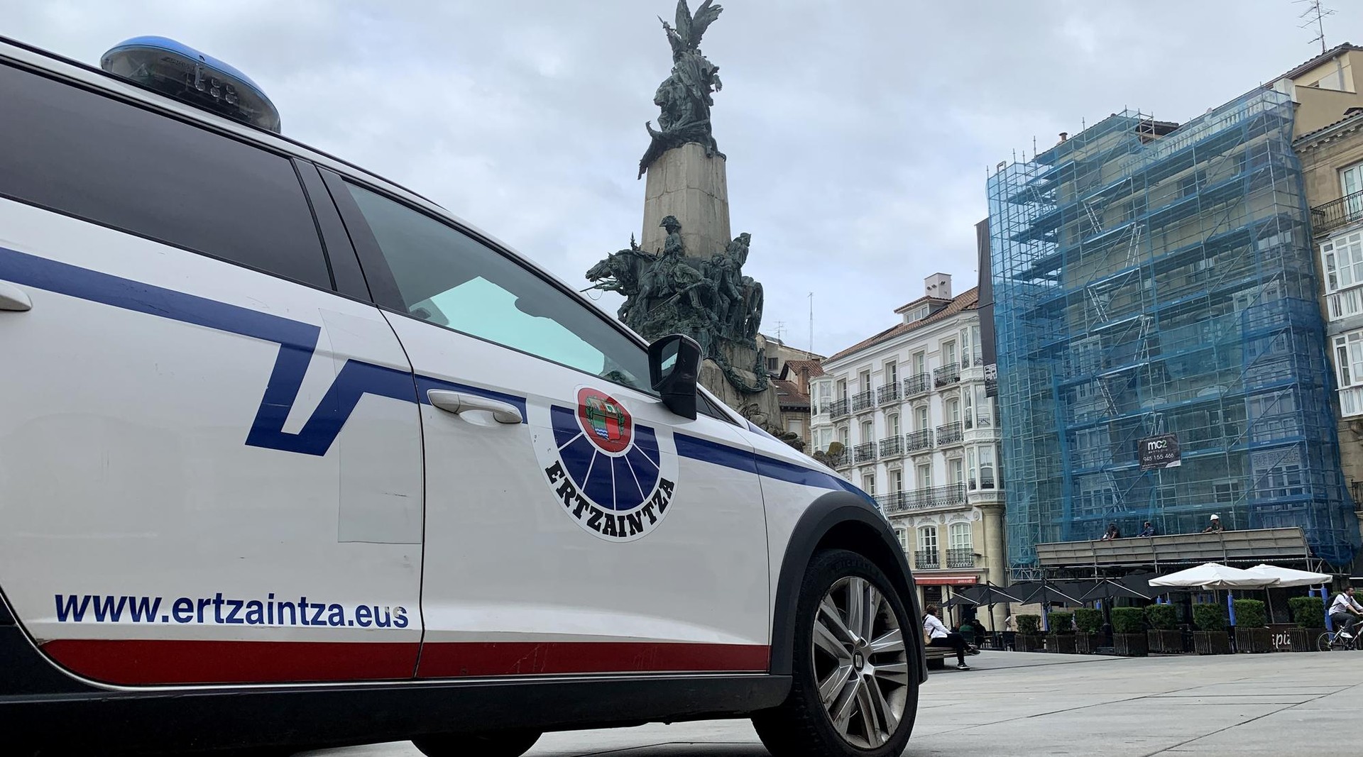 Hiru gazte atxilotu dituzte, arma zuriz egindako erasoak egotzita