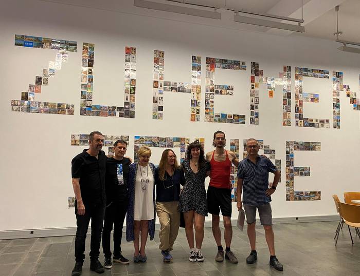 Amarika aretoak ateak zabaldu ditu 'Frecuencias de fondo. Zu hemen zaude' erakusketarekin