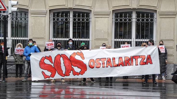 Gasteizko ostalari familia baten etxegabetzea bertan behera gelditu da