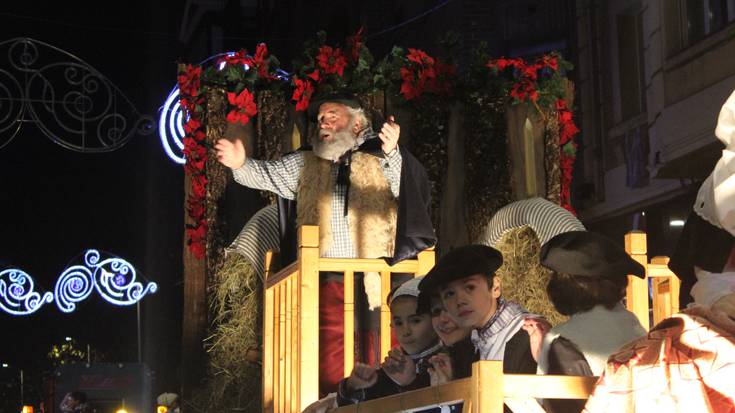 Kalean agurtuko dituzte Olentzero eta Mari Domingik Gasteizko bizilagunak