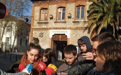 Udalaren bertsioa gezurtatu dute gaztetxeko kideek
