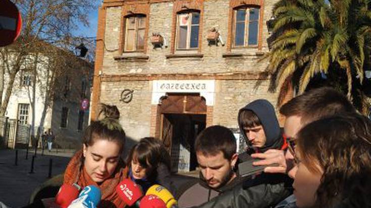 Udalaren bertsioa gezurtatu dute gaztetxeko kideek