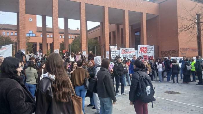 EHU hustu behar izan dute, barruan ke poteak bota dituztelako