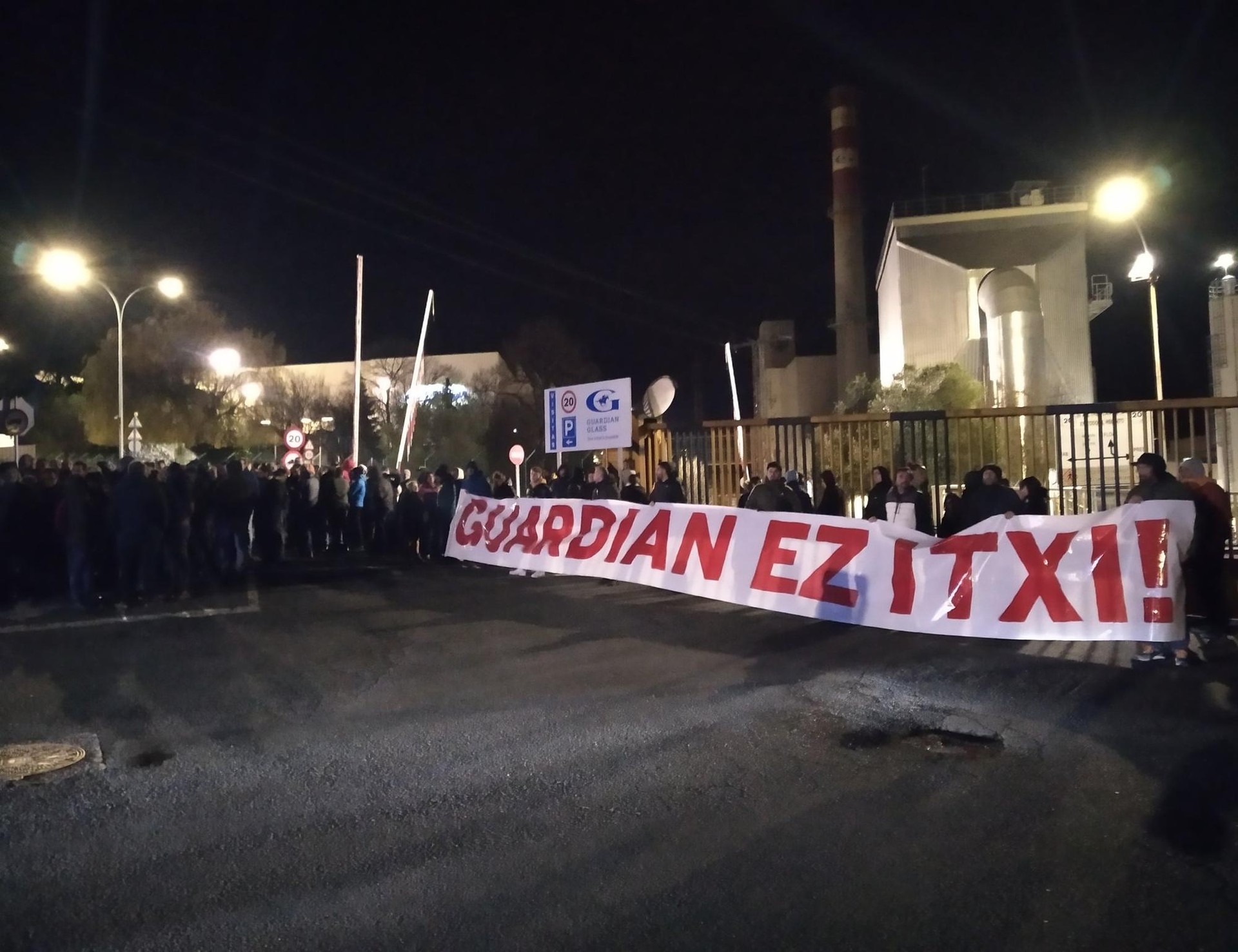 Protestak hasi dituzte langileek Guardian enpresako atarian