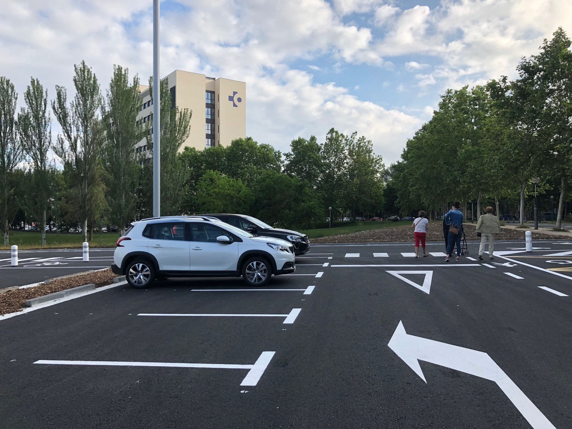 Zabalik dago Txagorritxuko aparkaleku berria
